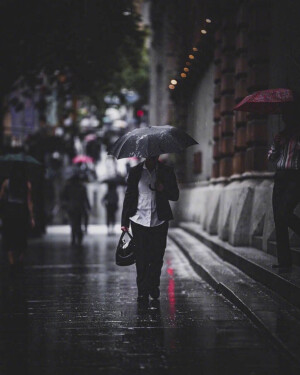 后夜的雨。