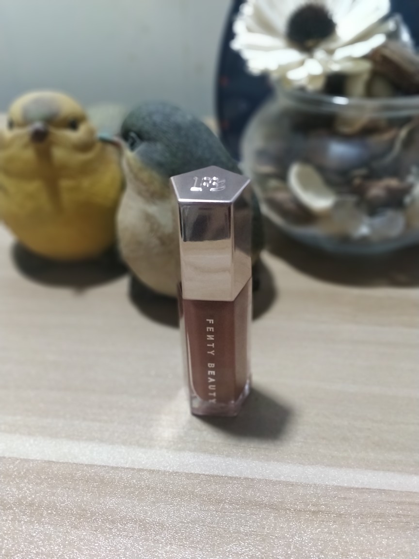 FENTY BEAUTY 唇蜜，色号GLOSS BOMB，粉橘色带细闪，美爆了！缺点是粘、甜，特别容易粘头发，而且味道特别甜。优点就一大堆了，涂上立马让你拥有嘟嘟唇，好看！跟哑光的口红叠涂，唇纹一下就不见，而且超级好看！如果没有这种适合叠涂唇蜜的，可以收一支FB回家。