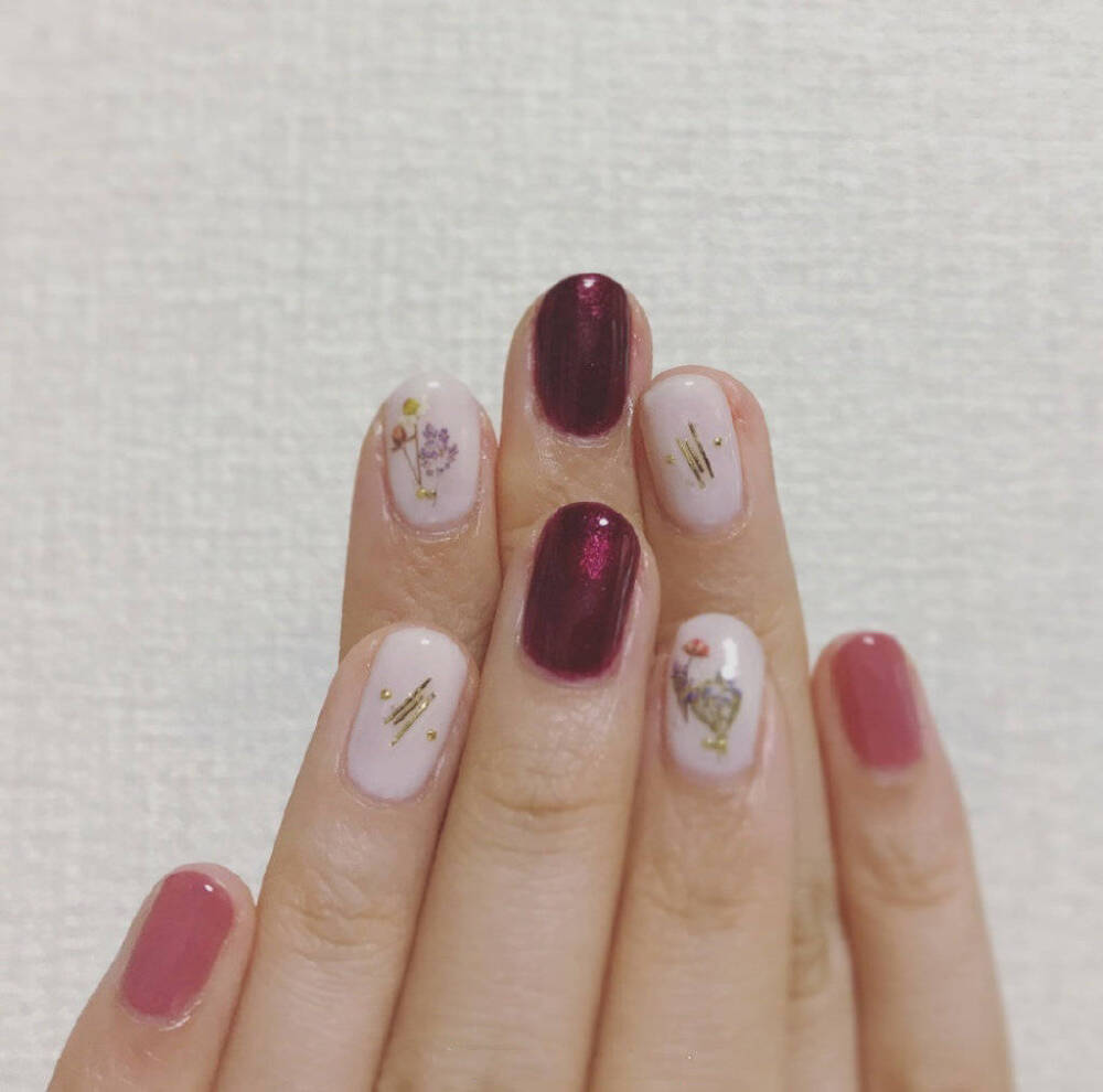 春季必备的干花元素美甲 ​​​。