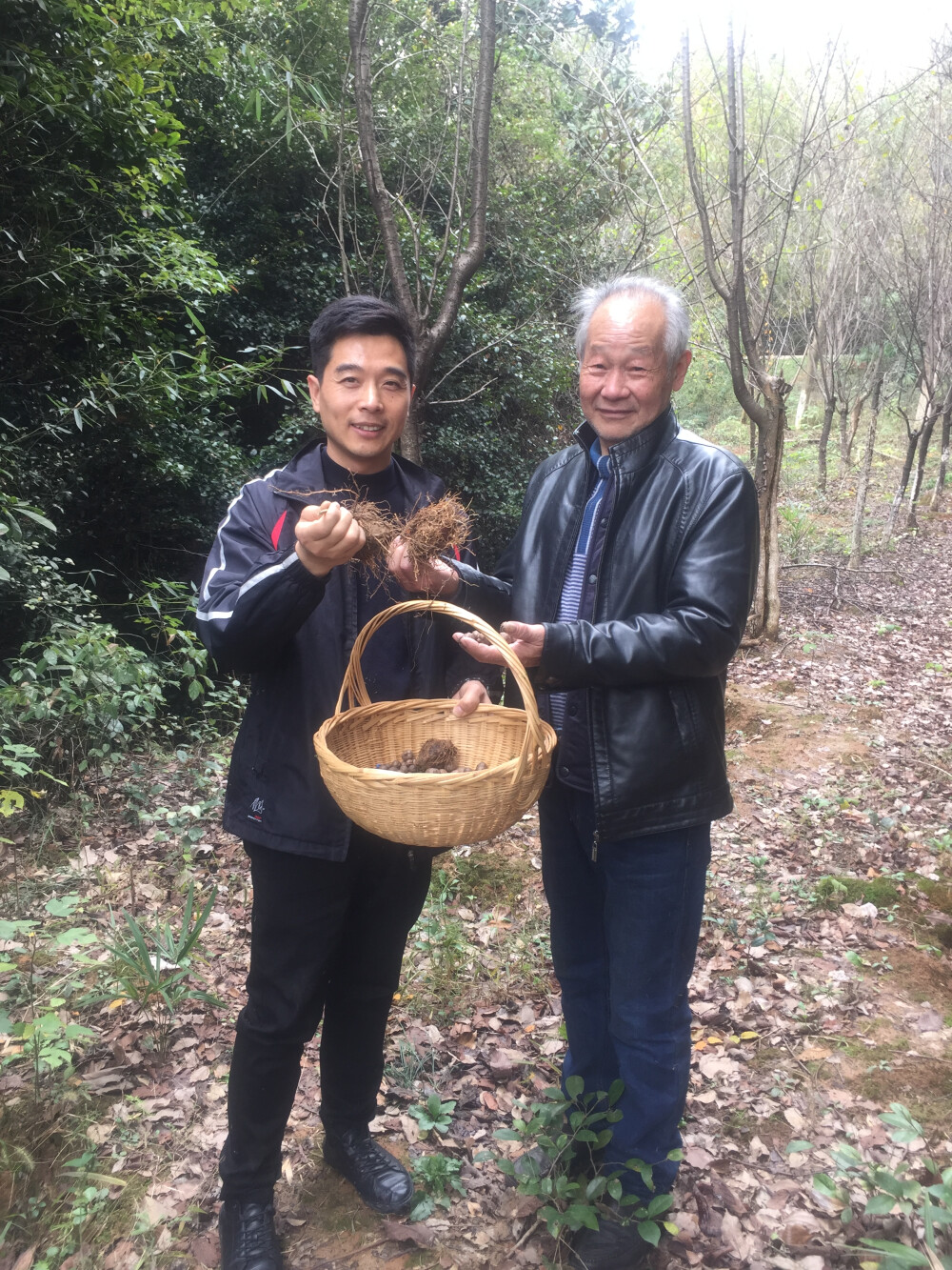 2018年11月22日与师傅一起上山采“长寿果”做保春丸