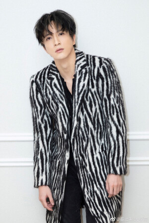 ＃歌手薛之谦＃
即便情敌无数，我只钟情于你。【图源水印】