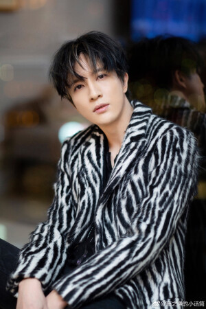 ＃歌手薛之谦＃
即便情敌无数，我只钟情于你。【图源水印】