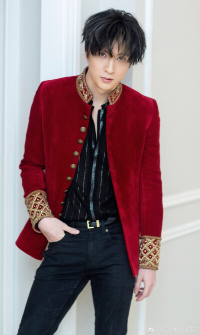 ＃歌手薛之谦＃
即便情敌无数，我只钟情于你。【图源水印】