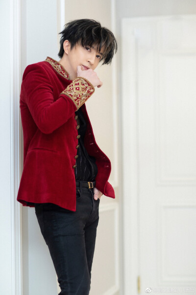 ＃歌手薛之谦＃
即便情敌无数，我只钟情于你。【图源水印】