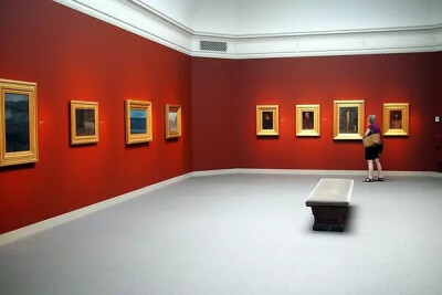 Freer&Sackler Galleries惠斯勒展厅
1858年夏季，他环游法国，以异国人的眼光画成了一组铜版画《法兰西组画》，很受时人欢迎。后来，他和亨利·拉——方丹一起，参加了库尔贝领导的青年画家小组，开始与印象派画家莫…