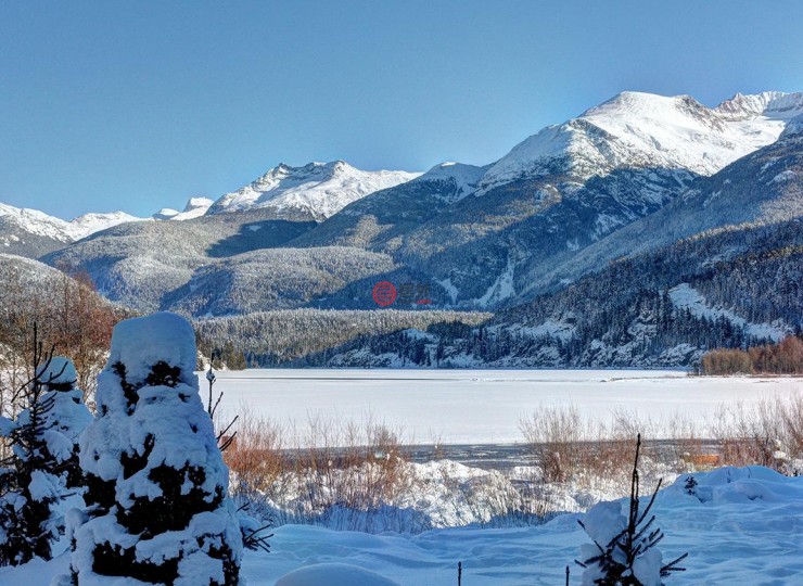 有人说，全世界的“雪疯子”一生必须要去一次惠斯勒，不然滑雪履历不算完整
有人说，加拿大BC省有北美最优质的粉雪，而惠斯勒则拥有BC省最好的滑雪场和滑雪资源，孕育了丰富多样的冰雪活动。
其实，无论你是深度嗜雪迷，还是初级菜鸟，“伟大”的惠斯勒都能满足你对滑雪的所有幻想；即使你和家人完全不懂滑雪，这座拥有壮丽冬景、吃住购娱一应俱全的顶级度假村，也能成全你所有关于冬天的期待。
聆听惠斯勒50年历史
今天的惠斯勒起源于1962年。在Franz Wilhelmsen（弗兰兹·威尔森）的带领下，一群来自温哥华的实业家一路向北，试图寻找一座适合用于举办冬奥会的山。尽管惠斯勒黑梳山的情况和降雪量都令人十分满意，但起初这里十分荒凉，到处都是崎岖的山路。
许多人都在惠斯勒投入了大量心血，努力耕耘，这片土地充满了原始力量，每个人都是梦想家。全世界只有惠斯勒这一处地方，完美地将群山与城镇相结合。全世界，只有一个惠斯勒！
通往惠斯勒的路，就开始美了
一次完美的旅行，从起点就已经惊艳了！
从温哥华驱车一路向北，途径著名的海天公路（Sea to Sky Highway），行驶两个小时可到达惠斯勒。