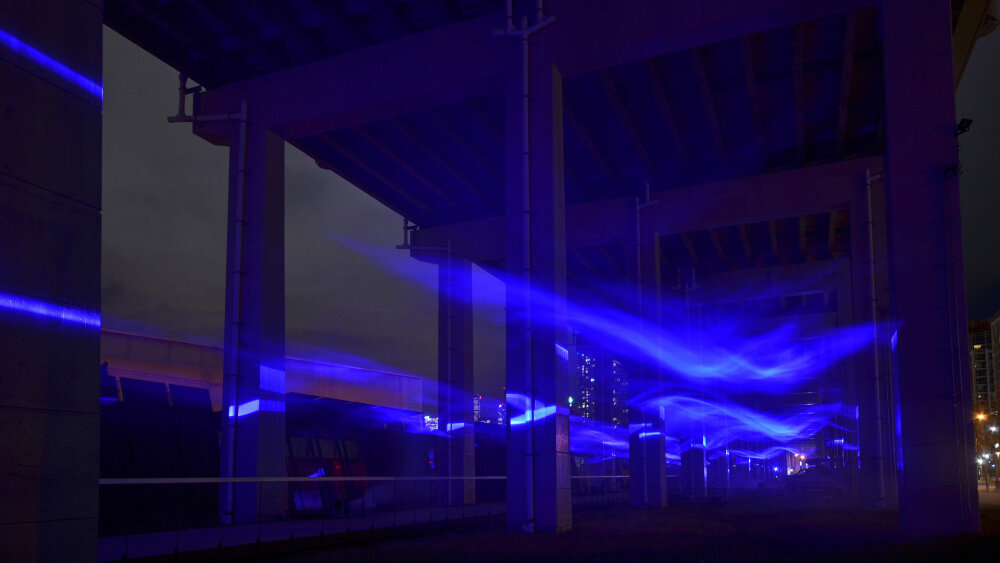沉入海底的阿姆斯特丹，犹如蓝色忧郁的梦 “Waterlicht” 荷兰艺术家 Daan Roosegaarde 在阿姆斯特丹博物馆广场打造的waterlicht照明装置