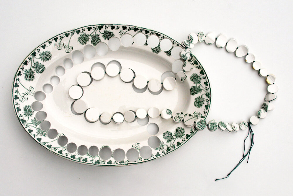 阿姆斯特丹的珠宝设计师GésineHackenberg利用旧陶瓷容器制作而成的首饰 #对抄袭说不# ——