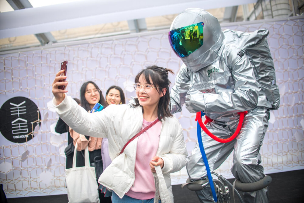 #PerrierX设计上海2019#三度联手，带来全新Perrier Space Art’venture星奇空间站！Perrier“灵感号”火箭现场发射，“灵感•涌现”互动装置重现星际。与知名酒吧#Atelier#合作带来太空首家星球餐厅，特色美食与限量酒饮等你来尝，现场还有桃子味PET新品给你大满足，电商平台也已上线法国原装进口 巴黎水（Perrier）含气天然矿泉水 蜜桃味气泡水500ml*6瓶，#女王节#下单享折扣！想拿到神秘太空人送出的补给包嘛？3.6-3.9上海展览中心，来现场感受星际冒险的乐趣吧~