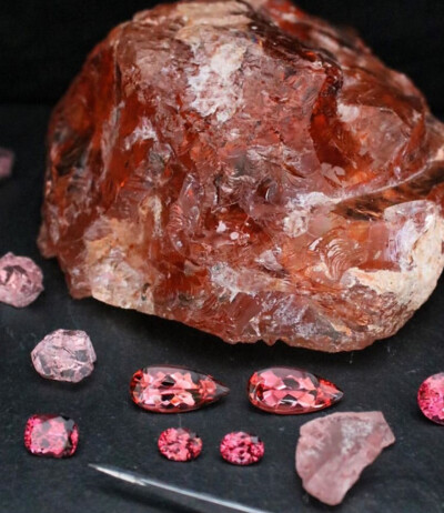 英文名称：Morganite，硬度：7.5～8，化学成分：Be3Al2(SiO3)6，双折射率：0.008-0.009，晶系：六方晶系，光泽：玻璃光泽，颜色：粉红、浅橙红到浅紫红、玫瑰色、桃红色。