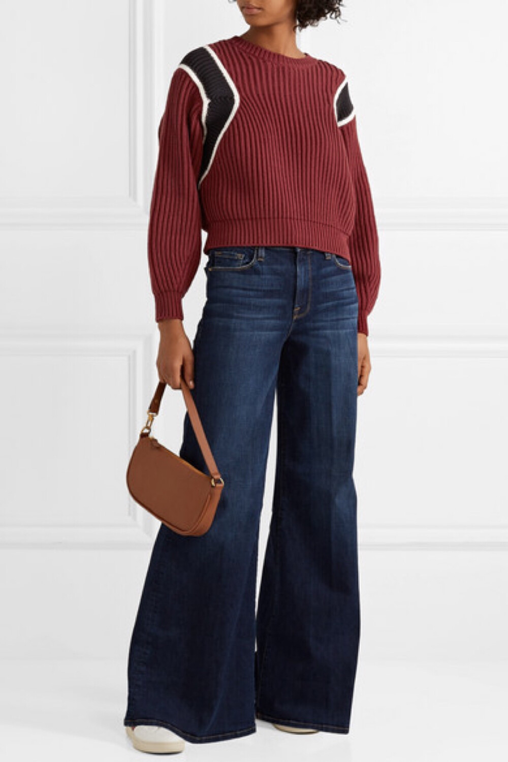 FRAME 这件短款拼色毛衣承袭了 70 年代学院针织衫的经典风格。单品以柔软的棉质混纺毛线织就，设有灯笼袖。不妨挽起袖子，令它的双袖更加丰盈，并配以阔腿牛仔裤，玩转复古造型。