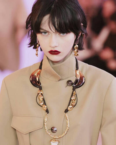 Sofia Steinberg / Chloé FW19 ???
索菲亚·斯坦伯格/赫勒普·普利斯科娃