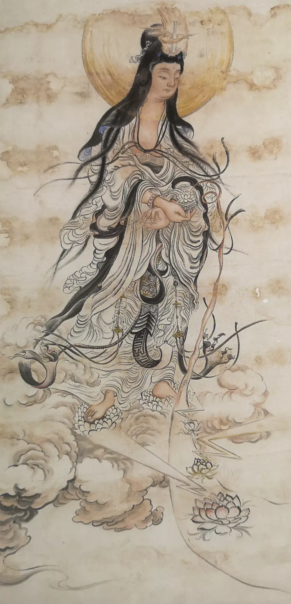 观音大士 设色纸本 118x46cm
圆霖老法师书画落款自署“山僧”，“山”字画成山的形象，山，就是圆老所住的狮子岭，也是圆老自己，圆老就像一座山，安忍静穆、远离尘嚣，大家都来朝山。
圆老作画处自题为“白云丈室松竹窗下”，一片白云，几间陋室，窗外长着几棵松树，几枝翠竹，“白云深处有人家”，这就是圆老的世界，既超脱隐居世外，又慈悲不离红尘。