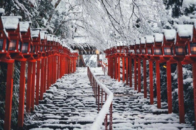 古寺越年钟，杳杳一百零八声，窗外雪朦胧。