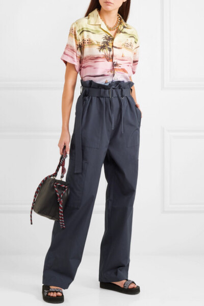 AMBUSH® 创意总监 Yoon Ahn 近期前往夏威夷 Big Island 旅游，返回时带着满满灵感的她，将当地的冲浪文化融入品牌 2019 春夏系列之中。这款工装裤采用透气的纯棉斜纹布制成，阔腿裤身的两侧均设有实用风贴袋。不妨调…