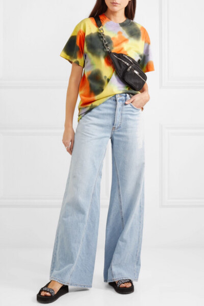 AMBUSH® 2019 春夏系列中浓郁的色彩取灵感自夏威夷的落日之景——这款扎染 T 恤仿佛就再现了这一空幻的景色。单品以柔软的纯棉平纹布于日本制成，散发着如久穿爱物般的复古感。