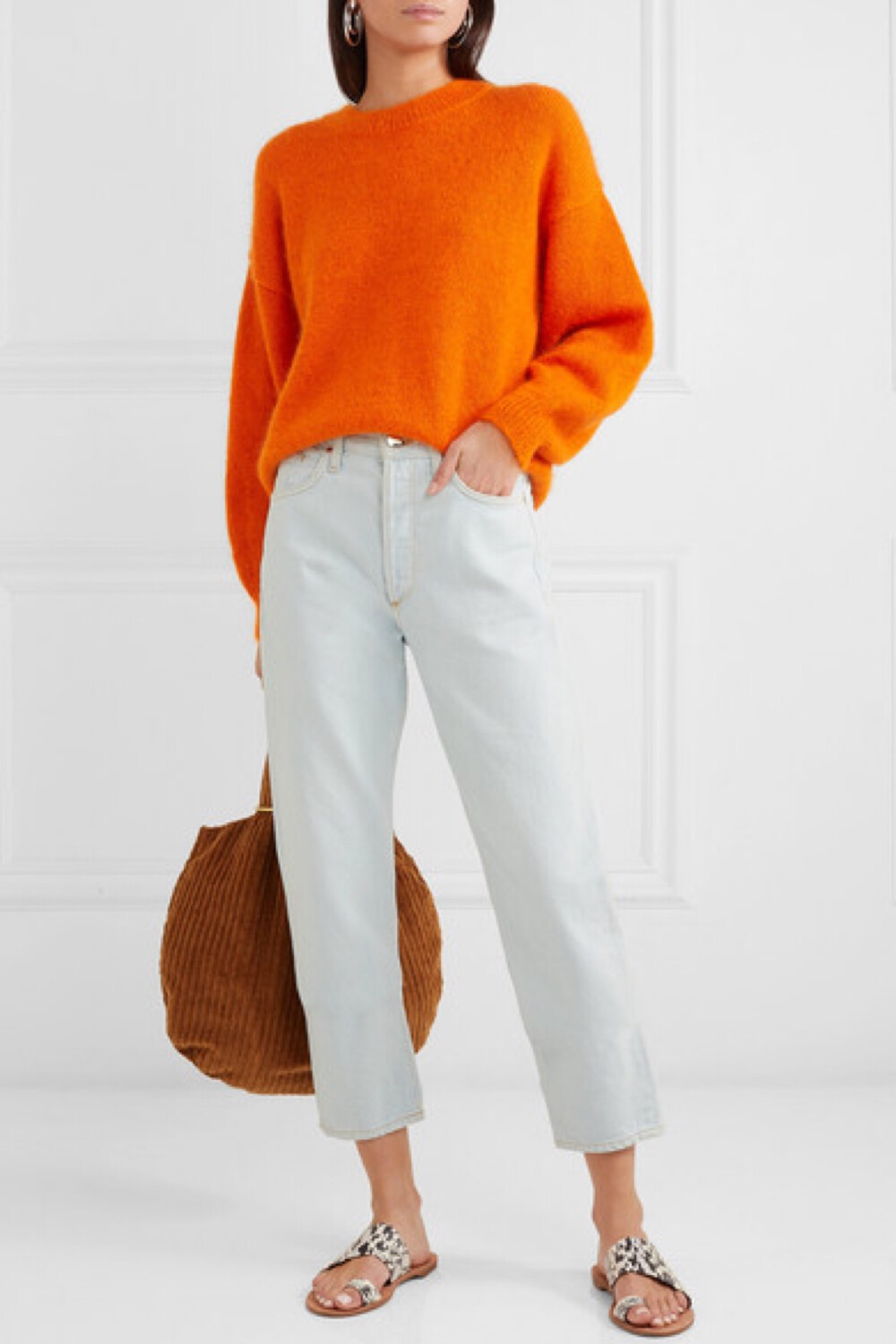 M.i.h Jeans 这款简约的 “Jackson” 毛衣采用绒软的马海毛混纺纱线织就，些许羊毛的加入助你穿着时更加温暖，罗纹边强调出宽松廓形。不妨偷师丹麦时尚编辑 Jeanette Friis Madsen 的造型，为 “Tangerine” 亮橘色的它搭配珠宝色服饰，褪色牛仔裤也是不会出错的安心之选。