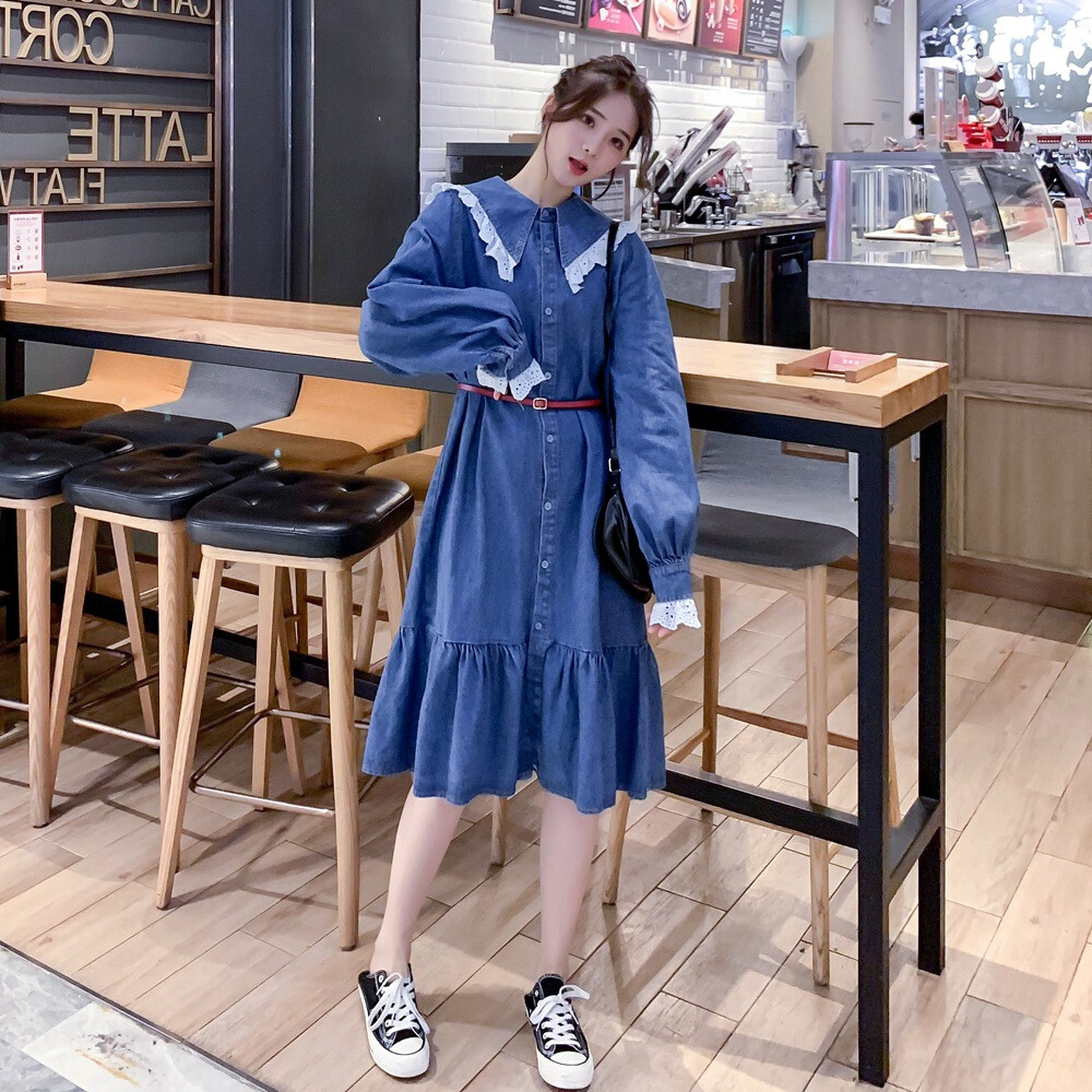 复古chic风蕾丝拼接娃娃领牛仔裙连衣裙
款号：JX19CLYQ89
颜色：牛仔蓝色
尺码：S,M,L,
温柔风的蕾丝装饰连衣裙来啦，甜到心里呐，优雅小圆领设计，蕾丝大肩领气质迷人，小公举即视感满满喔，袖口处加一圈蕾丝装饰，细节彰显质感，裙摆大大的，走起路来摇曳生姿，下部还做了荷叶边的处理，乖巧可爱减龄的很呐，提醒一下喔，模特搭配的细腰带是不配送的哈，仙女们可以自行搭配腰带穿着，或者单裙穿着，都是美美的啦
