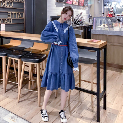 复古chic风蕾丝拼接娃娃领牛仔裙连衣裙
款号：JX19CLYQ89
颜色：牛仔蓝色
尺码：S,M,L,
温柔风的蕾丝装饰连衣裙来啦，甜到心里呐，优雅小圆领设计，蕾丝大肩领气质迷人，小公举即视感满满喔，袖口处加一圈蕾丝装饰，…