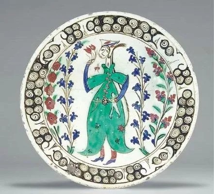 伊兹尼克(Iznik)是一个典型的土耳其小镇，位于伊斯坦布尔东南部约60英里处，中间隔着波斯普鲁斯海峡。伊兹尼克的前身是拜占庭时期的一个重镇——尼西亚（Nicaea），地处东西向的贸易商路上，贸易活动繁荣发展（也是13世纪末期奥斯曼人占领的第一批城市中的一个）。鼎鼎大名的伊兹尼克陶瓷就是在这里生产的。伊兹尼克陶瓷是一种装饰性的陶制品，生产始于1475年左右，一直持续到17世纪末。