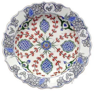 伊兹尼克(Iznik)是一个典型的土耳其小镇，位于伊斯坦布尔东南部约60英里处，中间隔着波斯普鲁斯海峡。伊兹尼克的前身是拜占庭时期的一个重镇——尼西亚（Nicaea），地处东西向的贸易商路上，贸易活动繁荣发展（也是13世纪末期奥斯曼人占领的第一批城市中的一个）。鼎鼎大名的伊兹尼克陶瓷就是在这里生产的。伊兹尼克陶瓷是一种装饰性的陶制品，生产始于1475年左右，一直持续到17世纪末。