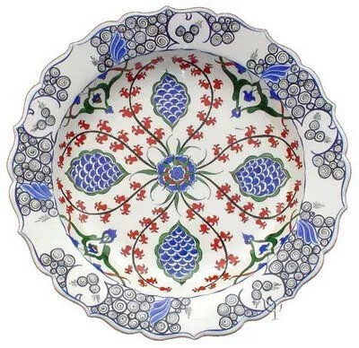 伊兹尼克(Iznik)是一个典型的土耳其小镇，位于伊斯坦布尔东南部约60英里处，中间隔着波斯普鲁斯海峡。伊兹尼克的前身是拜占庭时期的一个重镇——尼西亚（Nicaea），地处东西向的贸易商路上，贸易活动繁荣发展（也是1…