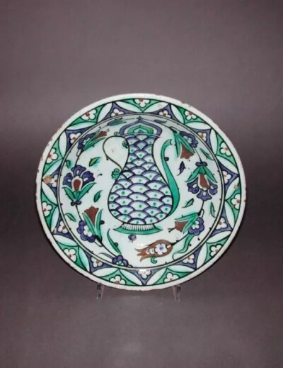 伊兹尼克(Iznik)是一个典型的土耳其小镇，位于伊斯坦布尔东南部约60英里处，中间隔着波斯普鲁斯海峡。伊兹尼克的前身是拜占庭时期的一个重镇——尼西亚（Nicaea），地处东西向的贸易商路上，贸易活动繁荣发展（也是1…