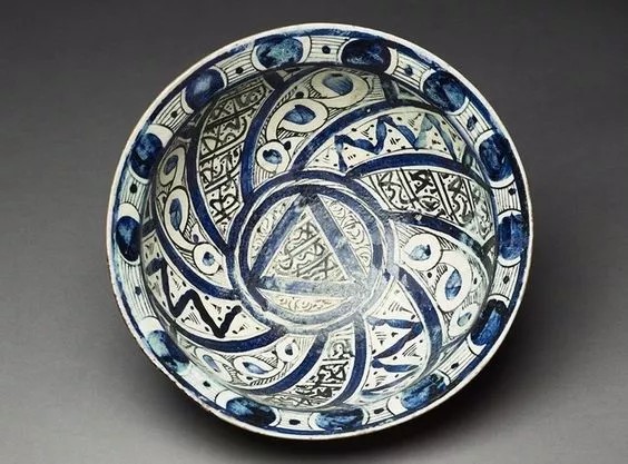 伊兹尼克(Iznik)是一个典型的土耳其小镇，位于伊斯坦布尔东南部约60英里处，中间隔着波斯普鲁斯海峡。伊兹尼克的前身是拜占庭时期的一个重镇——尼西亚（Nicaea），地处东西向的贸易商路上，贸易活动繁荣发展（也是13世纪末期奥斯曼人占领的第一批城市中的一个）。鼎鼎大名的伊兹尼克陶瓷就是在这里生产的。伊兹尼克陶瓷是一种装饰性的陶制品，生产始于1475年左右，一直持续到17世纪末。