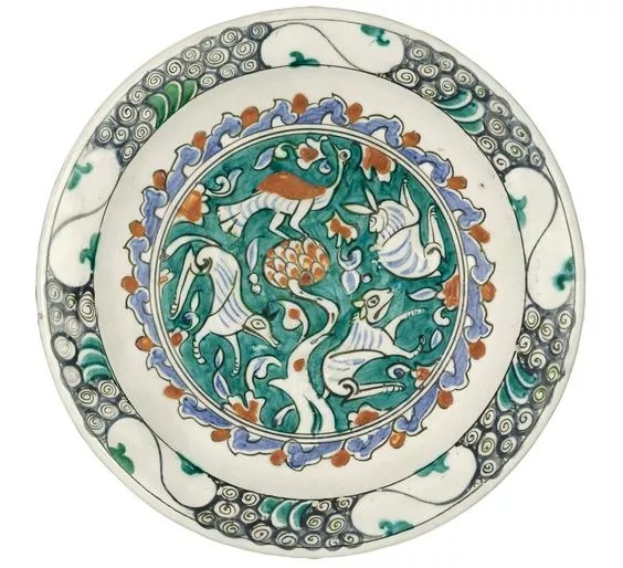 伊兹尼克(Iznik)是一个典型的土耳其小镇，位于伊斯坦布尔东南部约60英里处，中间隔着波斯普鲁斯海峡。伊兹尼克的前身是拜占庭时期的一个重镇——尼西亚（Nicaea），地处东西向的贸易商路上，贸易活动繁荣发展（也是13世纪末期奥斯曼人占领的第一批城市中的一个）。鼎鼎大名的伊兹尼克陶瓷就是在这里生产的。伊兹尼克陶瓷是一种装饰性的陶制品，生产始于1475年左右，一直持续到17世纪末。