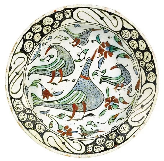 伊兹尼克(Iznik)是一个典型的土耳其小镇，位于伊斯坦布尔东南部约60英里处，中间隔着波斯普鲁斯海峡。伊兹尼克的前身是拜占庭时期的一个重镇——尼西亚（Nicaea），地处东西向的贸易商路上，贸易活动繁荣发展（也是13世纪末期奥斯曼人占领的第一批城市中的一个）。鼎鼎大名的伊兹尼克陶瓷就是在这里生产的。伊兹尼克陶瓷是一种装饰性的陶制品，生产始于1475年左右，一直持续到17世纪末。