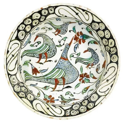 伊兹尼克(Iznik)是一个典型的土耳其小镇，位于伊斯坦布尔东南部约60英里处，中间隔着波斯普鲁斯海峡。伊兹尼克的前身是拜占庭时期的一个重镇——尼西亚（Nicaea），地处东西向的贸易商路上，贸易活动繁荣发展（也是1…