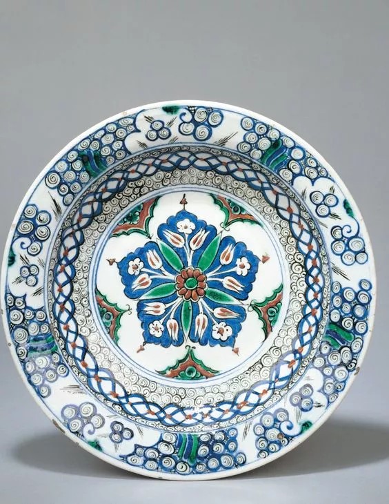 伊兹尼克(Iznik)是一个典型的土耳其小镇，位于伊斯坦布尔东南部约60英里处，中间隔着波斯普鲁斯海峡。伊兹尼克的前身是拜占庭时期的一个重镇——尼西亚（Nicaea），地处东西向的贸易商路上，贸易活动繁荣发展（也是13世纪末期奥斯曼人占领的第一批城市中的一个）。鼎鼎大名的伊兹尼克陶瓷就是在这里生产的。伊兹尼克陶瓷是一种装饰性的陶制品，生产始于1475年左右，一直持续到17世纪末。