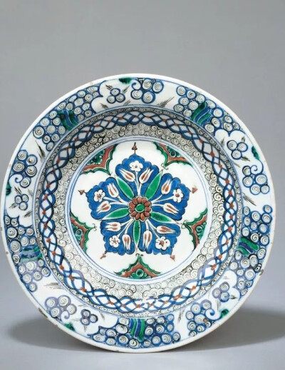 伊兹尼克(Iznik)是一个典型的土耳其小镇，位于伊斯坦布尔东南部约60英里处，中间隔着波斯普鲁斯海峡。伊兹尼克的前身是拜占庭时期的一个重镇——尼西亚（Nicaea），地处东西向的贸易商路上，贸易活动繁荣发展（也是1…