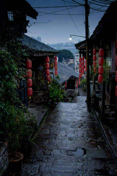 江南雨，古巷韵绸缪。油纸伞中凝怨黛，丁香花下湿清眸。幽梦一帘收。