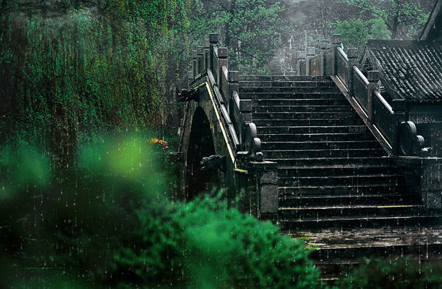 江南雨，古巷韵绸缪。油纸伞中凝怨黛，丁香花下湿清眸。幽梦一帘收。