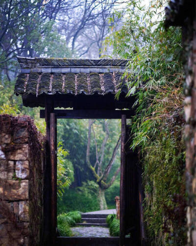 江南雨，古巷韵绸缪。油纸伞中凝怨黛，丁香花下湿清眸。幽梦一帘收。