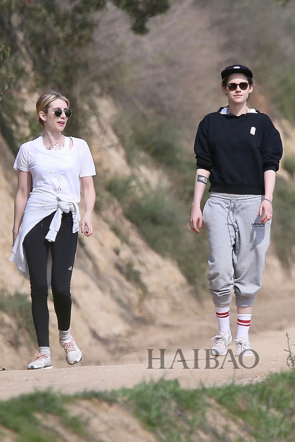 艾玛·罗伯茨 (Emma Roberts) 、克里斯汀·斯图尔特 (Kristen Stewart) 2019年1月31日洛杉矶街拍