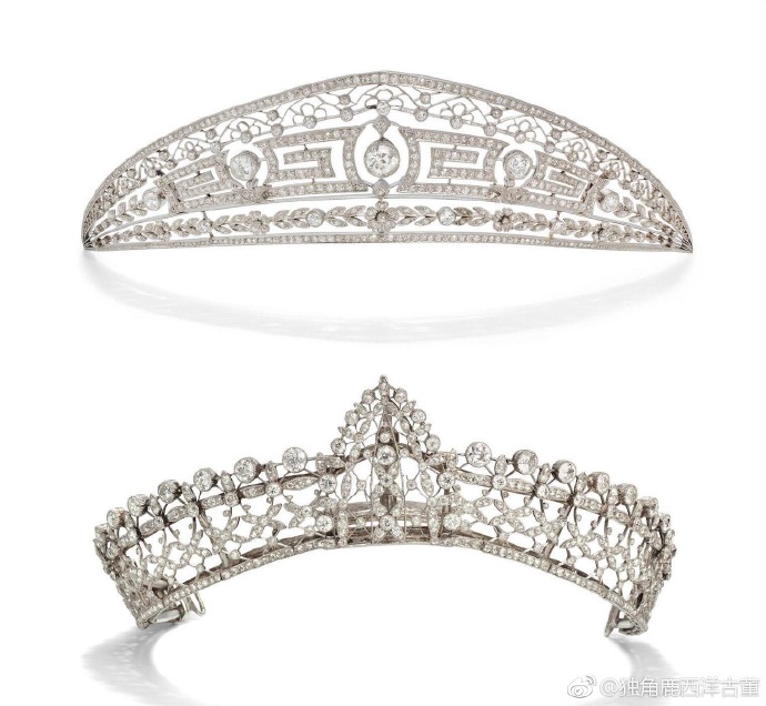 #小鹿分享#一顶1900年代的铂金钻石冠冕将在9月底现身拍卖场，它曾属于西班牙王后的女官比利亚贡萨洛伯爵夫人，是典型的“美好时代”珠宝风格，铂金如蕾丝精致，可拆分成两顶冠冕，其中一顶还可作项链佩戴。而伯爵夫人照片里佩戴的20世纪初钻石项链也在数月前在拍卖场上出现，成交价约合人民币258万。 ​​​​