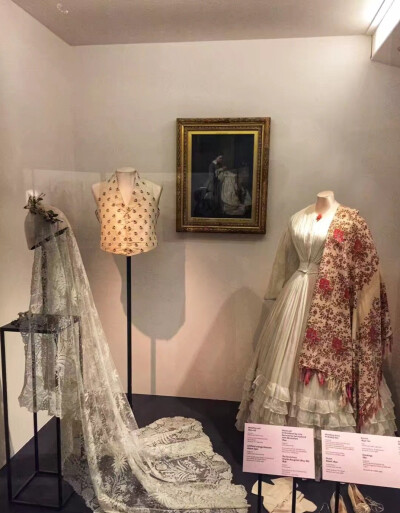 伦敦V&A博物馆内收藏的维多利亚时期服饰