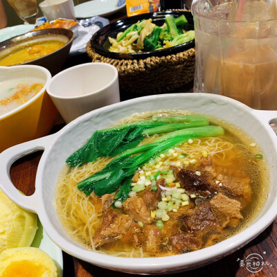 港式茶餐厅 云吞面 牛腩面 咖喱鱼蛋 咖喱什蔬 瑶柱青菜粥 芝士焗红薯 流沙包