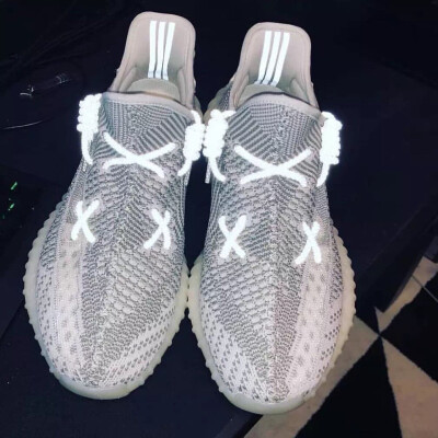 国外的球鞋玩家用 Yeezy Boost 350 V2 创造出一种 KAWS 主题的鞋带系法