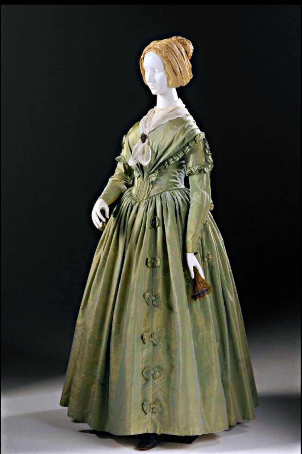 一些维多利亚时代前半的古董衣服，均是比较简洁质朴的。 ​​​