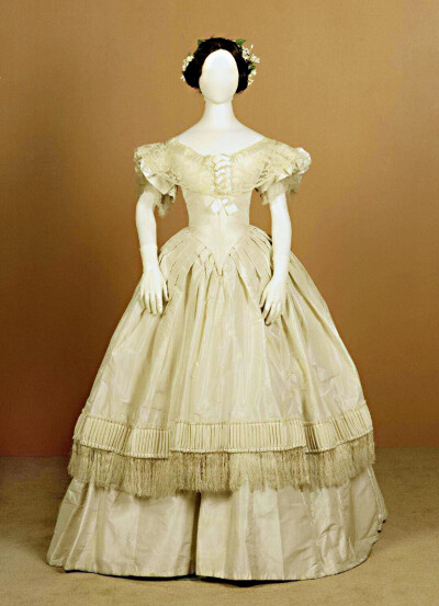 一些维多利亚时代前半的古董衣服，均是比较简洁质朴的。 ​​​