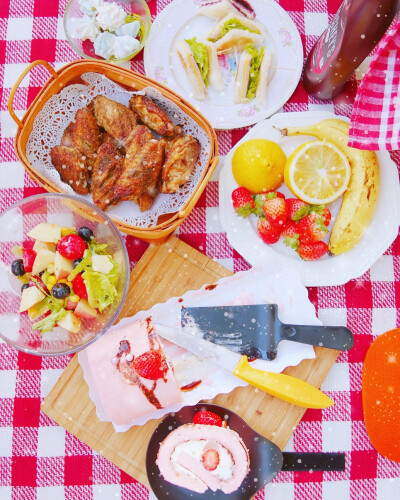 阳光明媚的野餐～
菜单：
孜然鸡翅
迷你三明治
水果沙拉
草莓蛋糕卷
蛋白糖
苏打汽水