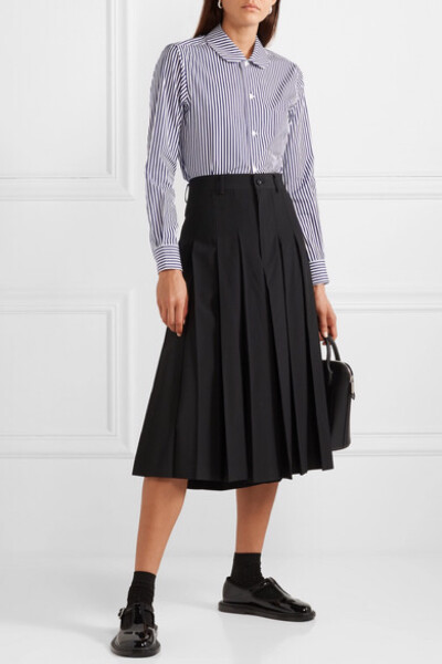 川久保玲（Rei Kawakubo）经常以校服作为 Comme des Garçons GIRL 作品的灵感来源。这一条纹衬衫出自 2019 春夏系列，以纯棉府绸于日本制成，廓形修身，配有学院风彼得潘领。不妨搭配褶裥半身裙和漆皮乐福鞋。