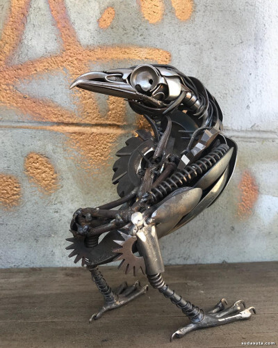 艺术家Matt Wilson 他可以用旧餐具精心制作精美的雕塑。用刀具，叉子或小圆片等回收部件雕刻他的作品。他将各种各样的动物带入生活，将金属弯曲，制作成绘声绘色的各类飞鸟。