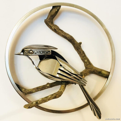 艺术家Matt Wilson 他可以用旧餐具精心制作精美的雕塑。用刀具，叉子或小圆片等回收部件雕刻他的作品。他将各种各样的动物带入生活，将金属弯曲，制作成绘声绘色的各类飞鸟。