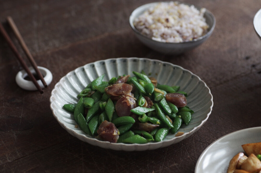 紫菜丸子汤甜豆炒腊肠红焖茭白杂粮饭