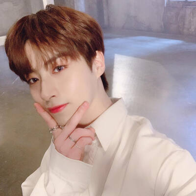 ONEUS 孙东柱/XION
cr.official_oneus