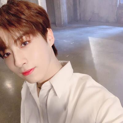 ONEUS 孙东柱/XION
cr.official_oneus